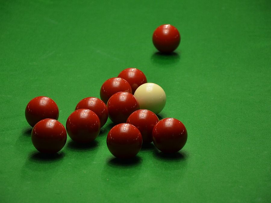 Bila albă și bilele roșii de snooker pe postav verde