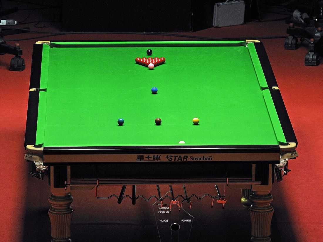 Masă de snooker de turneu, văzută de sus, pregătită pentru finală
